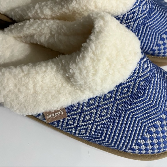 Feelgoodz • Blue and White Patterned Slippers - Picture 2 of 3